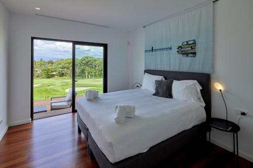 Postel nebo postele na pokoji v ubytování Holiday Rentals at Camiral Golf & Wellness