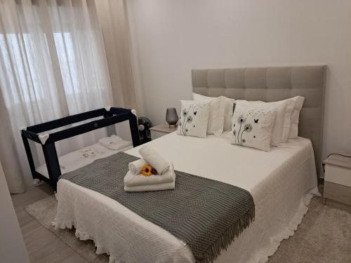 sypialnia z dużym łóżkiem z ręcznikiem w obiekcie My home w mieście Cercal do Alentejo