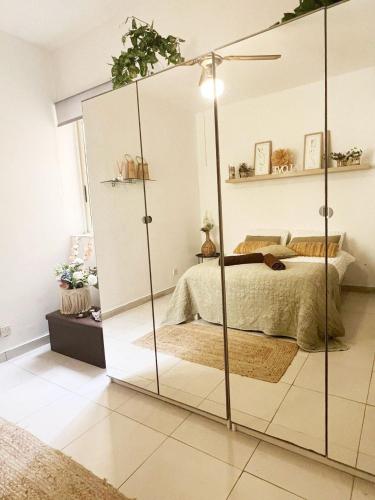 um quarto com uma divisória de vidro e uma cama em Top location Sliema stylish rooms em Sliema