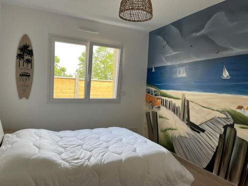 une chambre avec un lit avec un tableau sur le mur dans l'établissement La Maison des Copains au coeur du DDAY, à Carentan