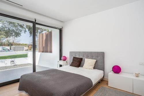 Postel nebo postele na pokoji v ubytování Holiday Rentals at Camiral, a Quinta do Lago Resort