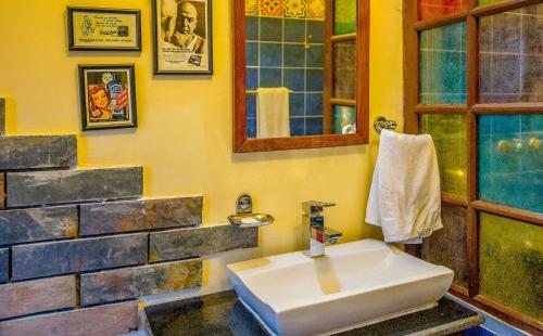 bagno con lavandino e specchio di Clifton Homestay a Nainital