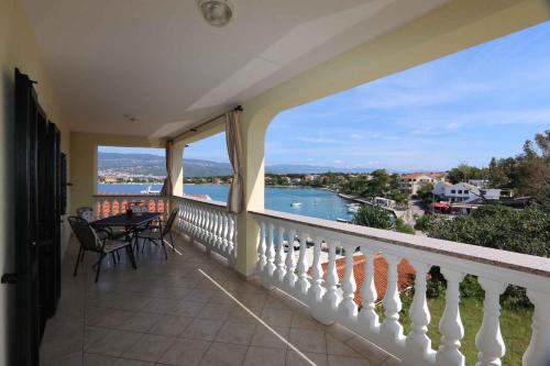 balkon ze stołem i krzesłami oraz widokiem na wodę w obiekcie Apartments in Silo - Insel Krk 13592 w mieście Šilo