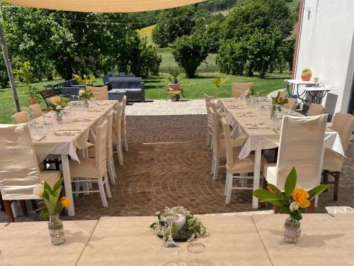 un grupo de mesas y sillas con flores. en Agriturismo Casale Lisalola en Sutri