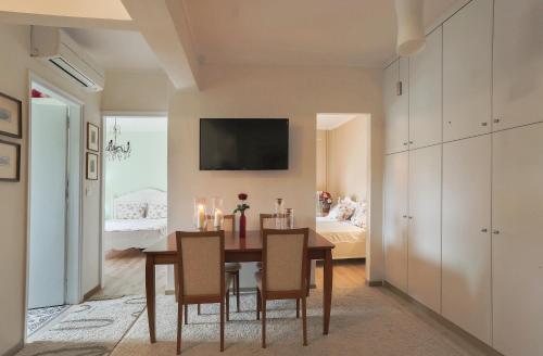 TV a/nebo společenská místnost v ubytování Mon Repos Deluxe Apartment by Corfuescapes