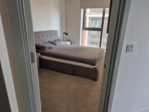 ロンドンにあるOne bedroom Luxury Apartmentの窓付きの部屋にベッド付きのベッドルーム1室があります。