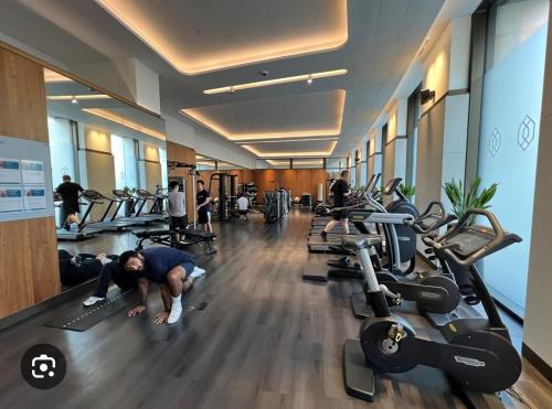 Centrum fitness w obiekcie One bedroom Luxury Apartment