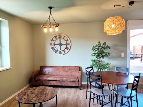 un salon avec une table et un canapé dans l'établissement Le cocon de Jeannette, à Bergheim