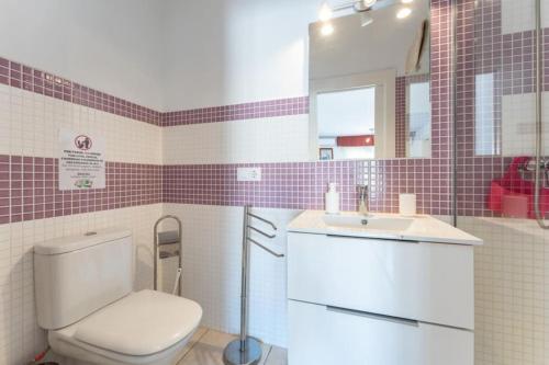 een badkamer met een toilet, een wastafel en een spiegel bij CT 271 AL - Faro's La Paz - Pozo de los Frailes in El Pozo de los Frailes