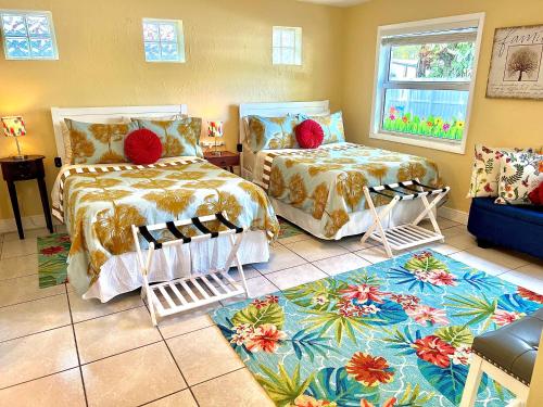 1 dormitorio con 2 camas y ventana en Private Guest House, en Miami