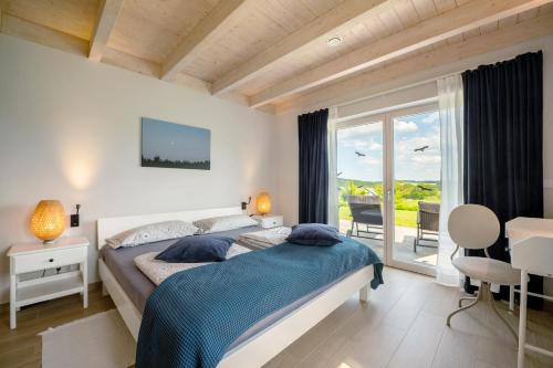 een slaapkamer met een groot bed en een balkon bij Waldwasserhaus Leisel in Leisel