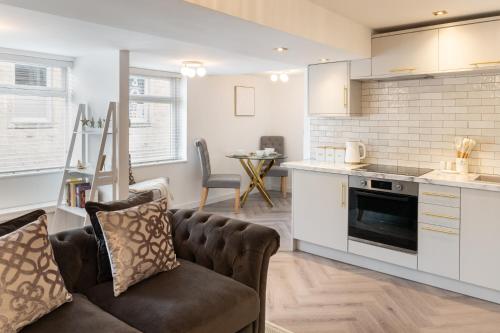 a living room with a couch and a kitchen at Host & Stay - Eccles Apartments in Chapel en le Frith
