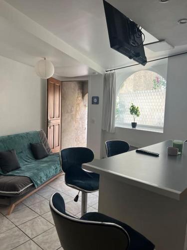 un salon avec un canapé, une table et des chaises dans l'établissement Appartement au cœur de La Garde Adhémar, à La Garde-Adhémar