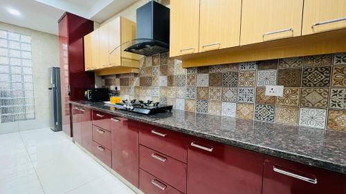 Η κουζίνα ή μικρή κουζίνα στο OLIVE Service Apartments DLF Galleria Gurgaon