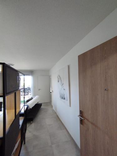 - une chambre avec un lit et une porte dans l'établissement ALBI ville T2 Confortable et moderne, à Albi