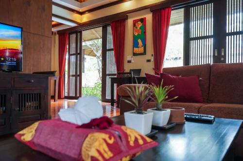 - un salon avec un canapé et une table dans l'établissement Large 4 bed villa short walk to Maenam beach, à Mae Nam Beach