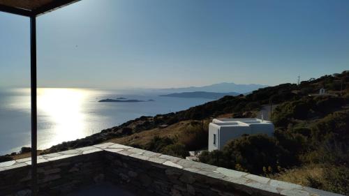 AegeanDeepBlue2 في Apróvaton: منظر للمحيط من المنزل