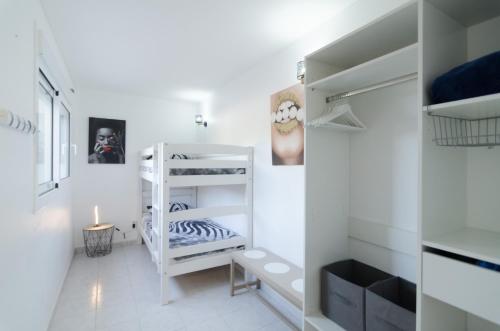um quarto branco com um beliche branco em Club Villamar - Hestia em Lloret de Mar