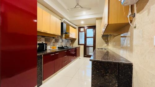 Η κουζίνα ή μικρή κουζίνα στο OLIVE Service Apartments DLF Galleria Gurgaon
