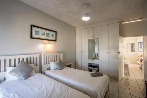 ein Schlafzimmer mit 2 Betten und ein Badezimmer in der Unterkunft Seagull 314 in Margate