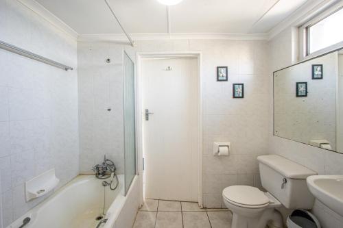 ein Badezimmer mit einem WC, einer Badewanne und einem Waschbecken in der Unterkunft Seagull 314 in Margate