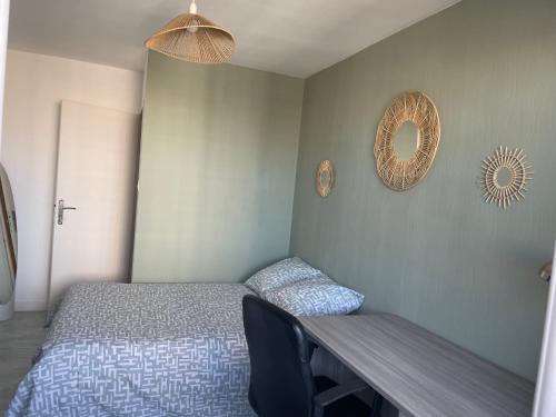 Ένα ή περισσότερα κρεβάτια σε δωμάτιο στο Chambre proche commerce et université 3