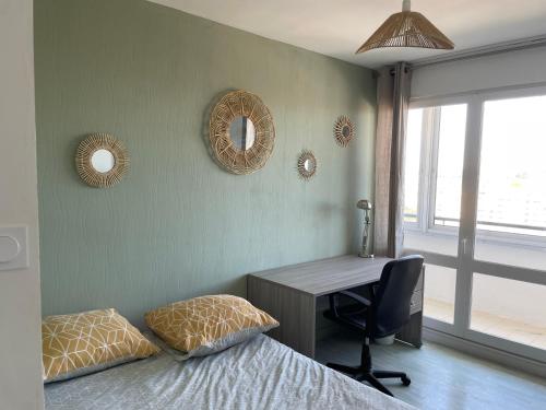 - une chambre avec un bureau et un lit avec une chaise dans l'établissement Chambre proche commerce et université 3, à Brest