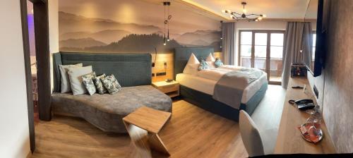 Säng eller sängar i ett rum på Panoramahotel Grobauer