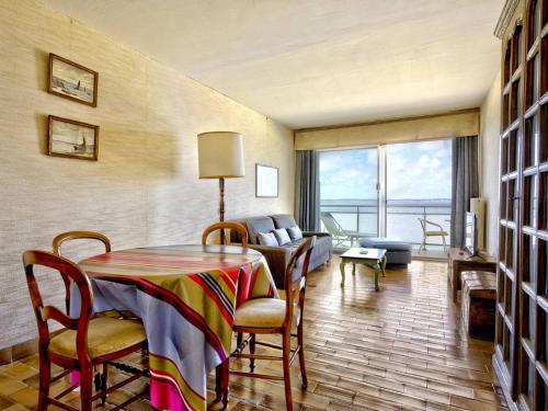 un salon avec une table et un canapé dans l'établissement Arcachon Pereire - T2 Front de Mer avec Balcon et Parking - FR-1-433-26, à Arcachon
