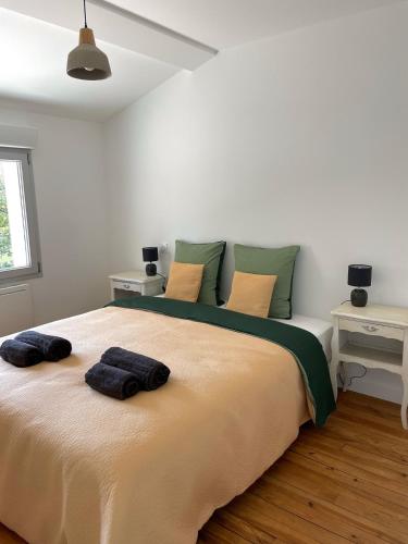 une chambre avec un grand lit avec deux serviettes dessus dans l'établissement Logis Lavergne Neac Saint-Emilion, à Néac