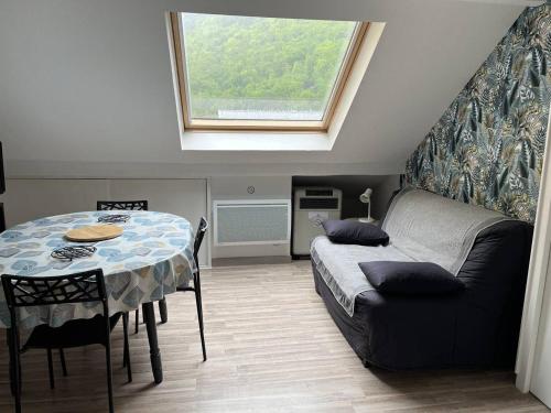 une chambre avec un lit, une table et une fenêtre dans l'établissement Appartement T2bis proche centre, 4-6 pers, parking - FR-1-234-297, à Cauterets