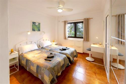 um quarto com uma cama e duas mesas e uma janela em Brisa Marina at Costa Luz Apartments em Puerto del Carmen
