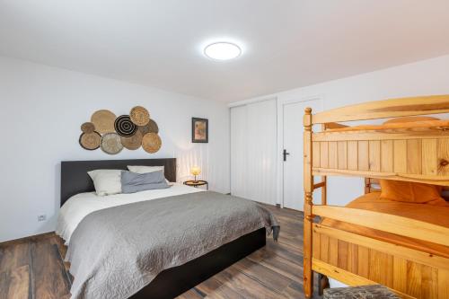 une chambre avec un lit et un lit superposé dans l'établissement Cal Bourquets - Vue montagne, à Err