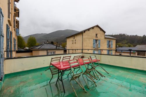 quatre chaises posées sur un toit dans l'établissement Cal Bourquets - Vue montagne, à Err