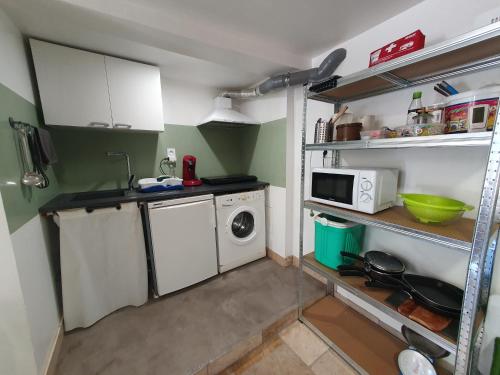 Il comprend une petite cuisine équipée d'un lave-linge et d'un four micro-ondes. dans l'établissement Charmant studio, à Agde