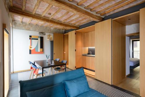 sala de estar con sofá azul y mesa en The View - Sunset & Relax - Suite - Appartamenti Vista Lago en Passignano sul Trasimeno