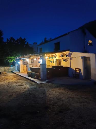 IgualejaにあるCasa Rural GUADALUPE de la fuenfriaの夜明けの家