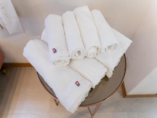 sterta ręczników na stole w obiekcie Shinjuku, Hatsudai Sta 7min walk,PS5,Switch,Wi-Fi w Tokio