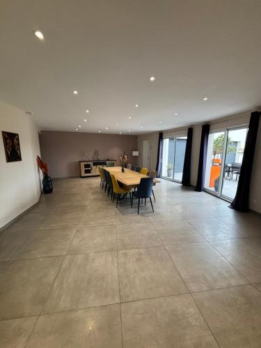 une grande salle à manger avec une table et des chaises dans l'établissement Les deux piliers, à Courthiézy