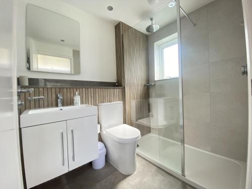 a bathroom with a sink toilet and a shower at Jamestown 2 in Yarmouth