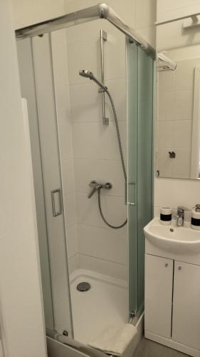 uma casa de banho com um chuveiro, um WC e um lavatório. em Apartament Piękna 4 em Jedlina-Zdrój