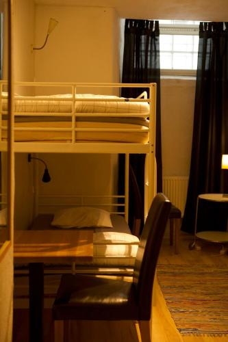 Litera con silla en una habitación en Gamla stans Hostel, en Estocolmo