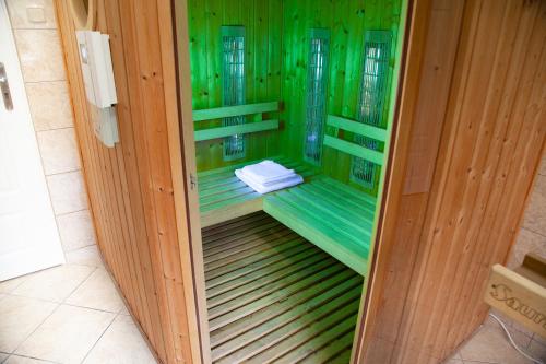 a green shower with a bench in a bathroom at Dom Pracy Twórczej Politechniki Morskiej w Szczecinie in Świnoujście