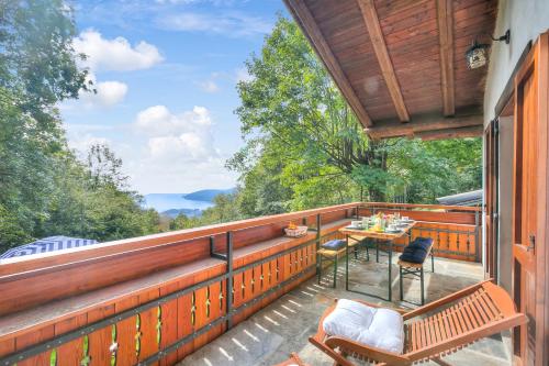 En balkong eller terrasse på Magic Woodland Escape Lake View - Happy Rentals