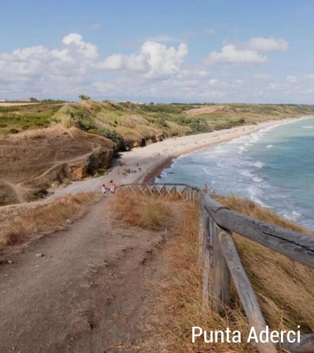 a dirt road leading to a beach next to the ocean at Appartamento Fronte Mare in Fossacesia