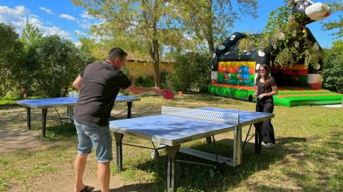 Un homme et une femme jouant au ping-pong dans l'établissement Camping Tikayan L'Oxygène, à Valensole