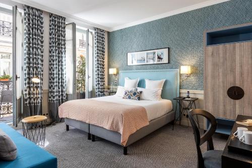 une chambre d'hôtel avec un lit et un canapé dans l'établissement Hôtel Adèle & Jules, à Paris