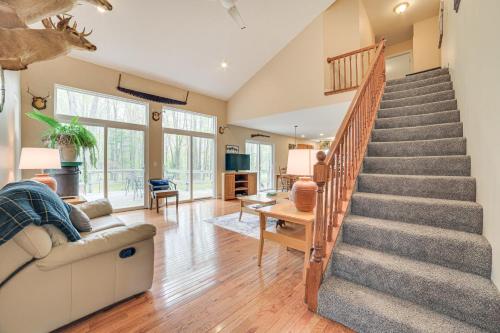 Posezení v ubytování Pet-Friendly Kalkaska Home about 19 Mi to Torch Lake!