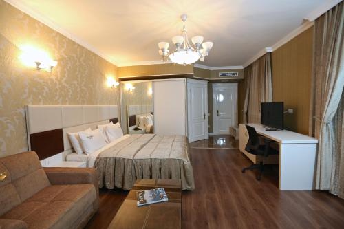 een hotelkamer met een bed en een bureau bij Old Street Boutique Hotel in Baku