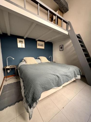 - une chambre avec un lit et une mezzanine dans l'établissement Appart au cœur du centre-ville, à Aix-en-Provence
